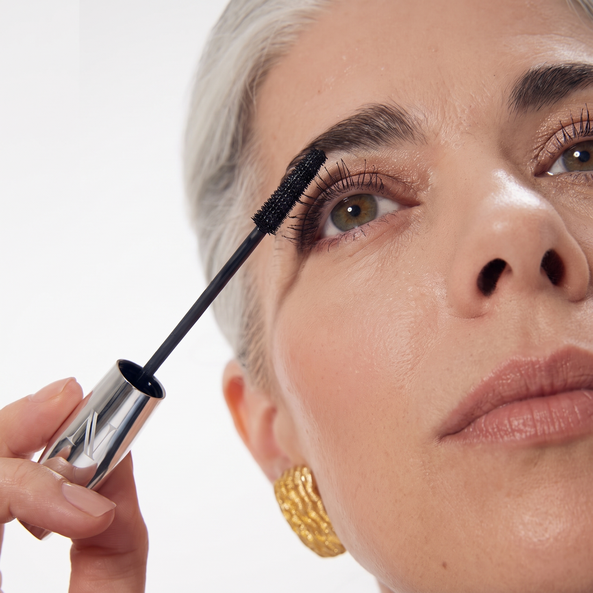 Nikol wiggling the VOLUME UP wand at the root of her lashes
