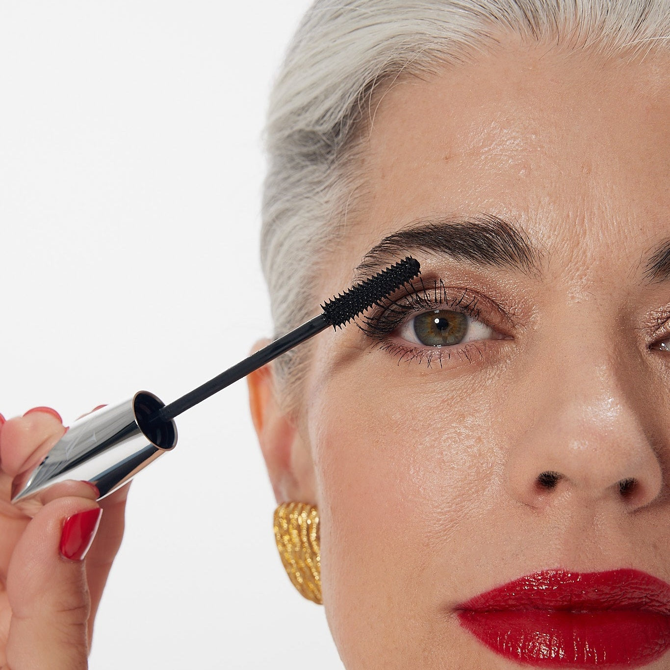 Nikol sweeping VOLUME UP Mascara through her upper lashes