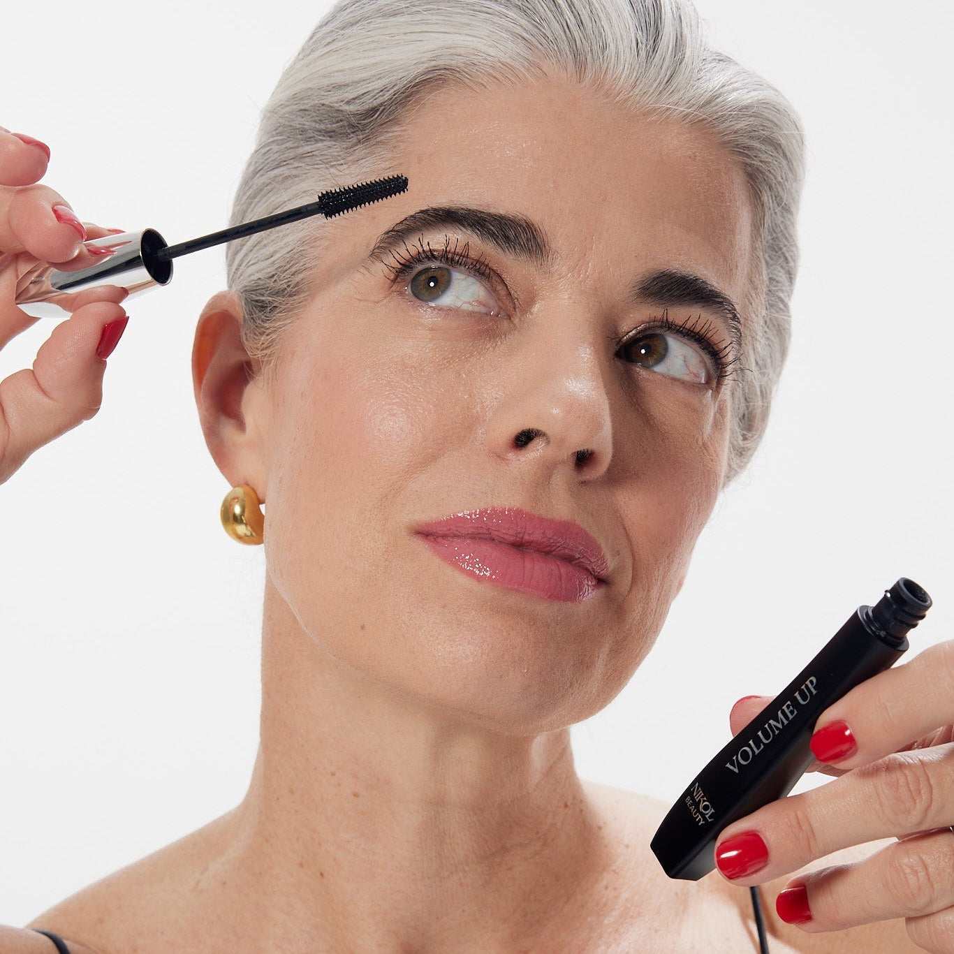 Nikol with the VOLUME UP Mascara tube and wand in hand