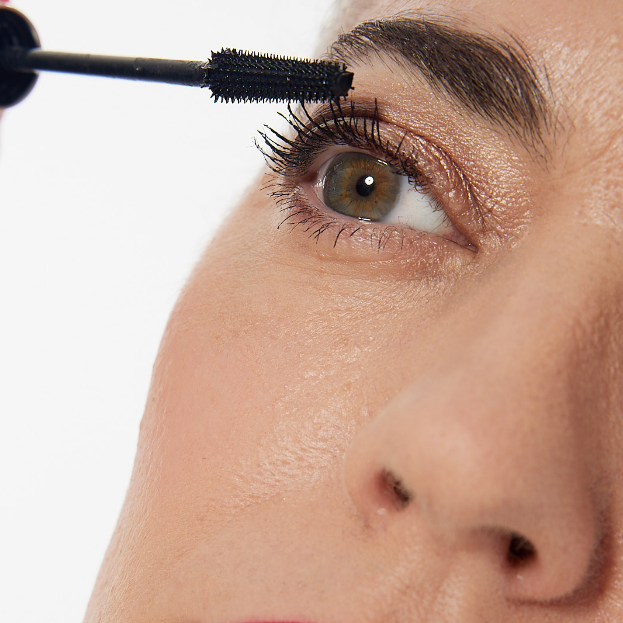 The VOLUME UP wand at Nikol's upper lashes